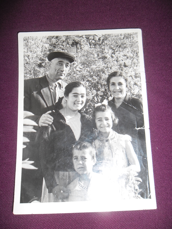 Թադևոս Նիկոլայի Նալբանդյանը (ԽՍՀՄ և ՀԽՍՀ ժուռնալիստների միության անդամ, լրագրող) ընտանիքի հետ