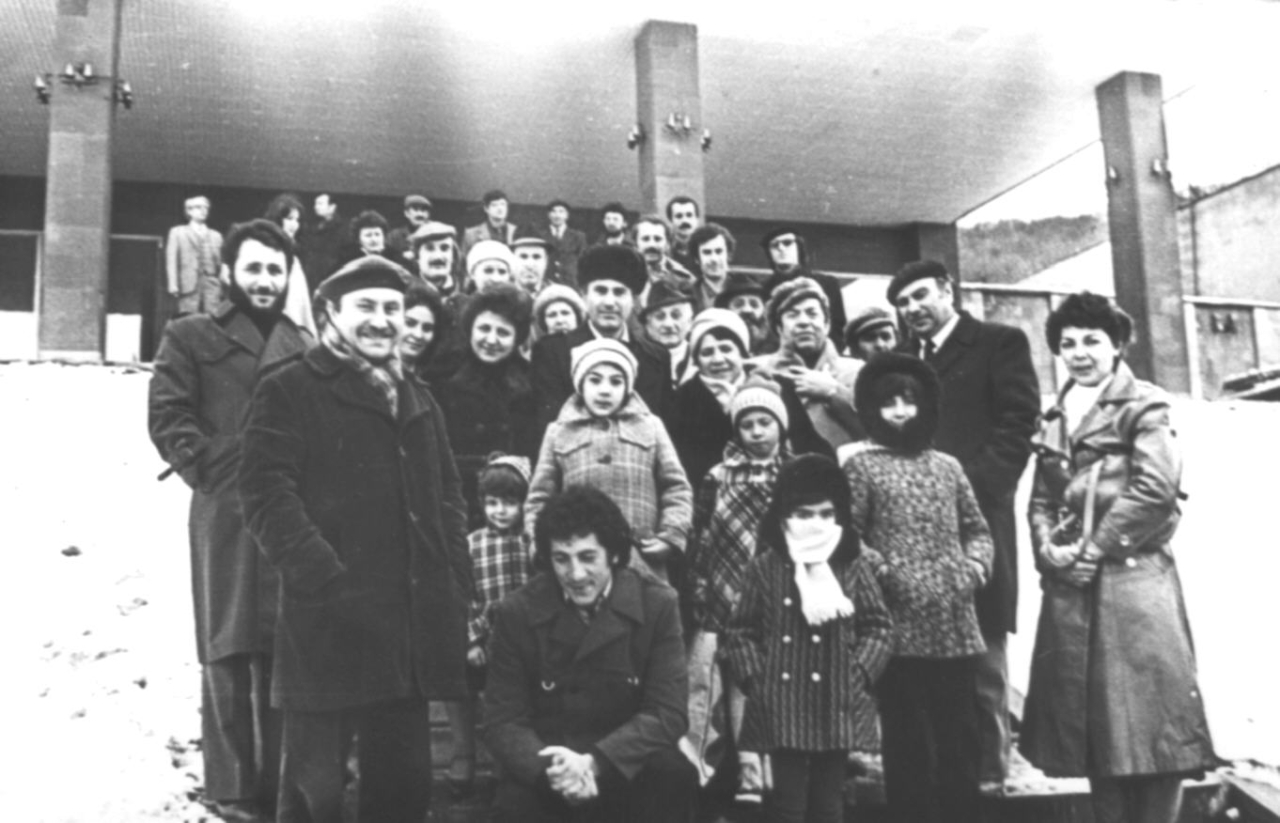 Ե. Քոչարի կինը՝ Մանիկը, թոռնիկը՝ Կարինեն, ռադիոհաղորդավարուհի Վերա Հակոբյանը և մի խումբ այլ մարդիկ, Ծաղկաձոր, 1978 
