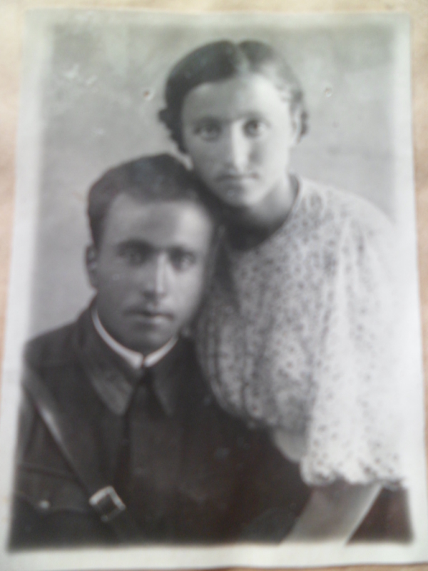 Մկրտիչ Թաթոսի Պետրոսյանը  (Հայրենական պատերազմի մասնակից,բանաստեղծ)  քրոջ՝ Նվարդի հետ 