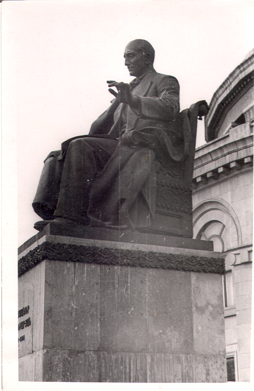 Ալեքսանդր Սպենդիարյանի հուշարձանը օպերայի բակում: