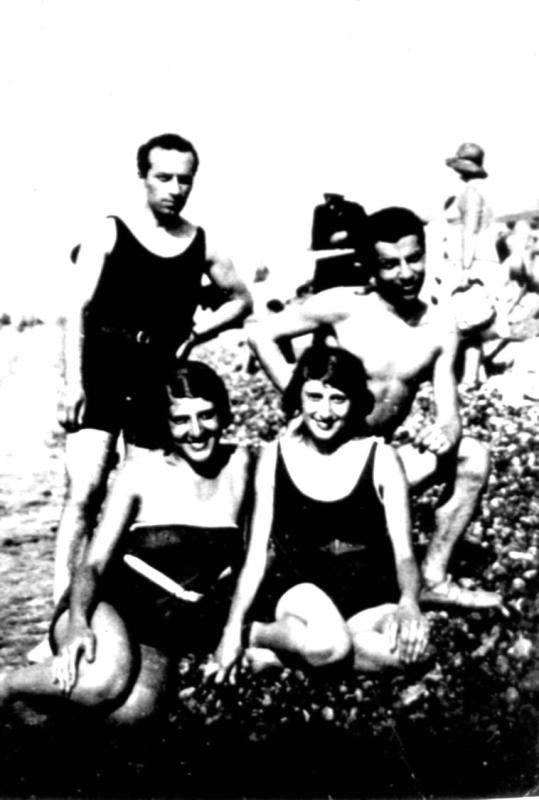 Երվանդ Քոչարը  կնոջ՝  Մելինեի, Մելինեի քրոջ, և Վիգեն Իսահակյանի  հետ La Treport ծովափին, Հարավ. Ֆրանսիա, 1930