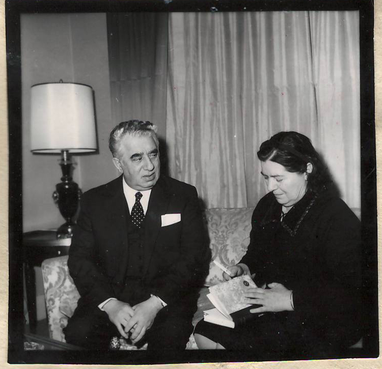 Նեգատիվ ՝լուսանկարի.   Ա. Խաչատրյանը  կնոջ՝ Ն. Մակարովայի հետ Վաշինգտոնի  «Համփշիր Հաուս» հյուրանոցում իր հեղինակային համերգների օրերին