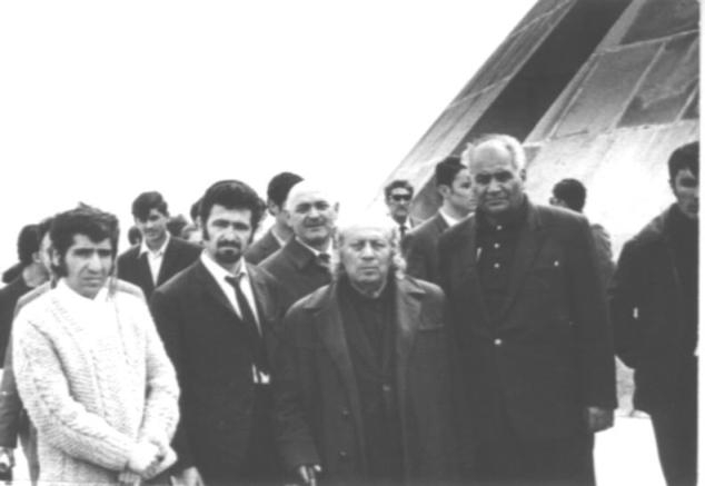 Ե. Քոչարը և մի խումբ մարդիկ Եղեռնի հուշարձանի մոտ. ձախից առաջինը՝ Մարտին Պետրոսյան, երկրորդը՝ Դաշտոյան, Երևան, [1970–ականներ]