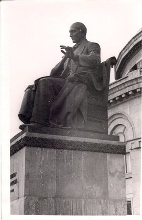 Սպենդիարյանի հուշարձանը օպերայի բակում: