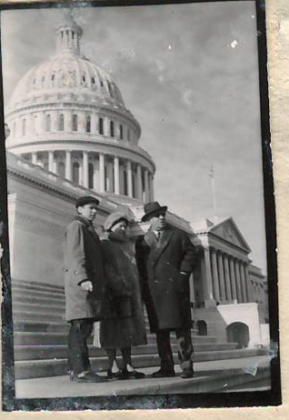 Նեգատիվ՝ լուսանկարի.  Ա. Խաչտարյանը կնոջ՝ Ն.Մակարովայի և որդու Կարենի հետ Վաշինգտոնում՝ Կապիտոլիումի մոտ  