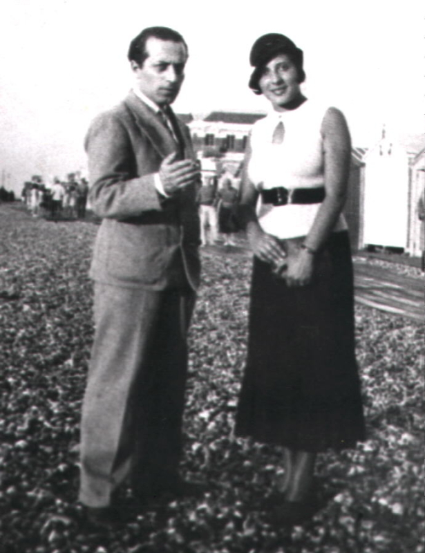 Երվանդ Քոչարը   կնոջ՝ Մելինեի հետ, La Treport ծովափին,1930-ականներ
