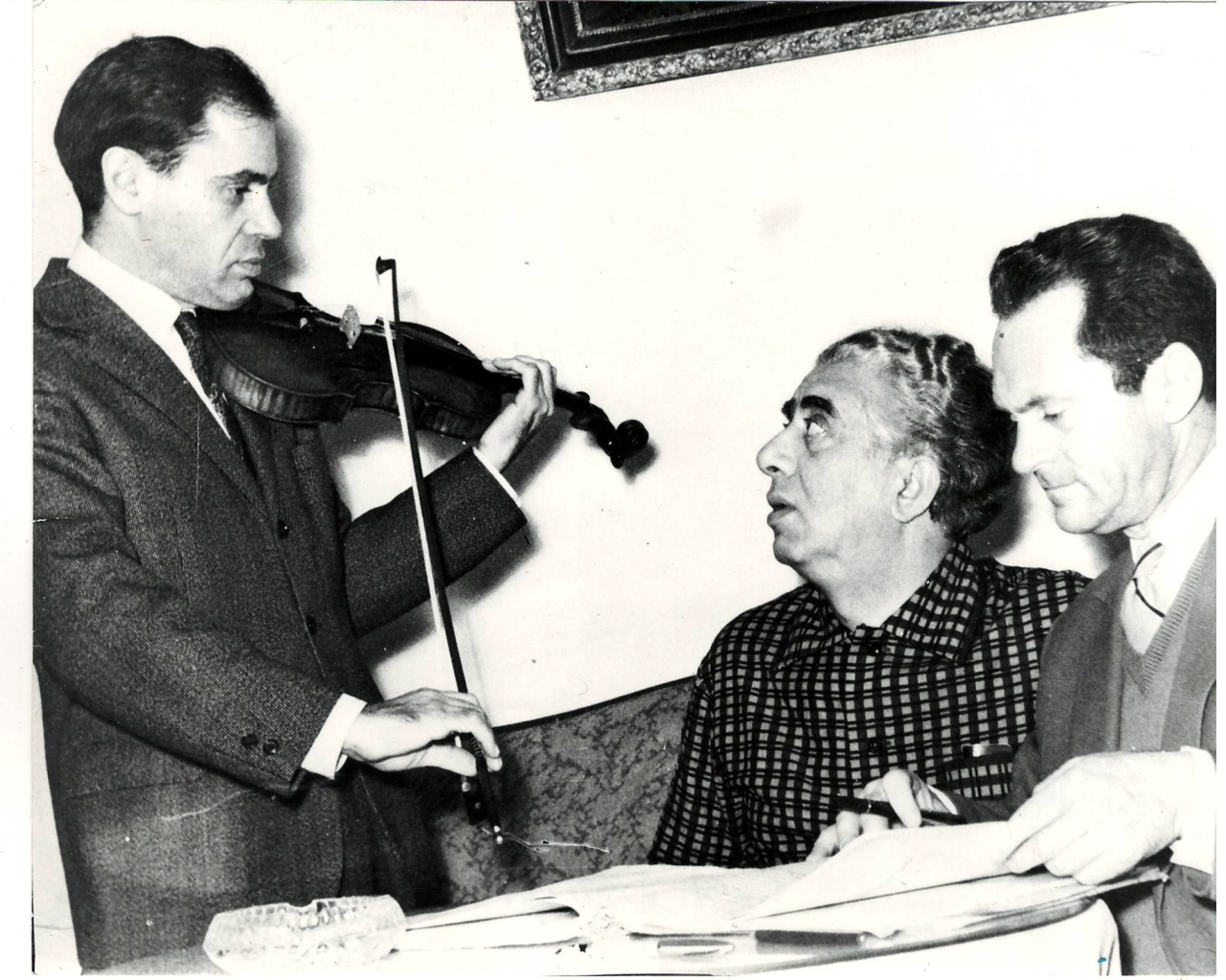 Լուսանկար. Ա. Խաչատրյանը անվանի ջութակահար Լ.Կոգանի և դիրիժոր Մ. Գուսմանի հետ