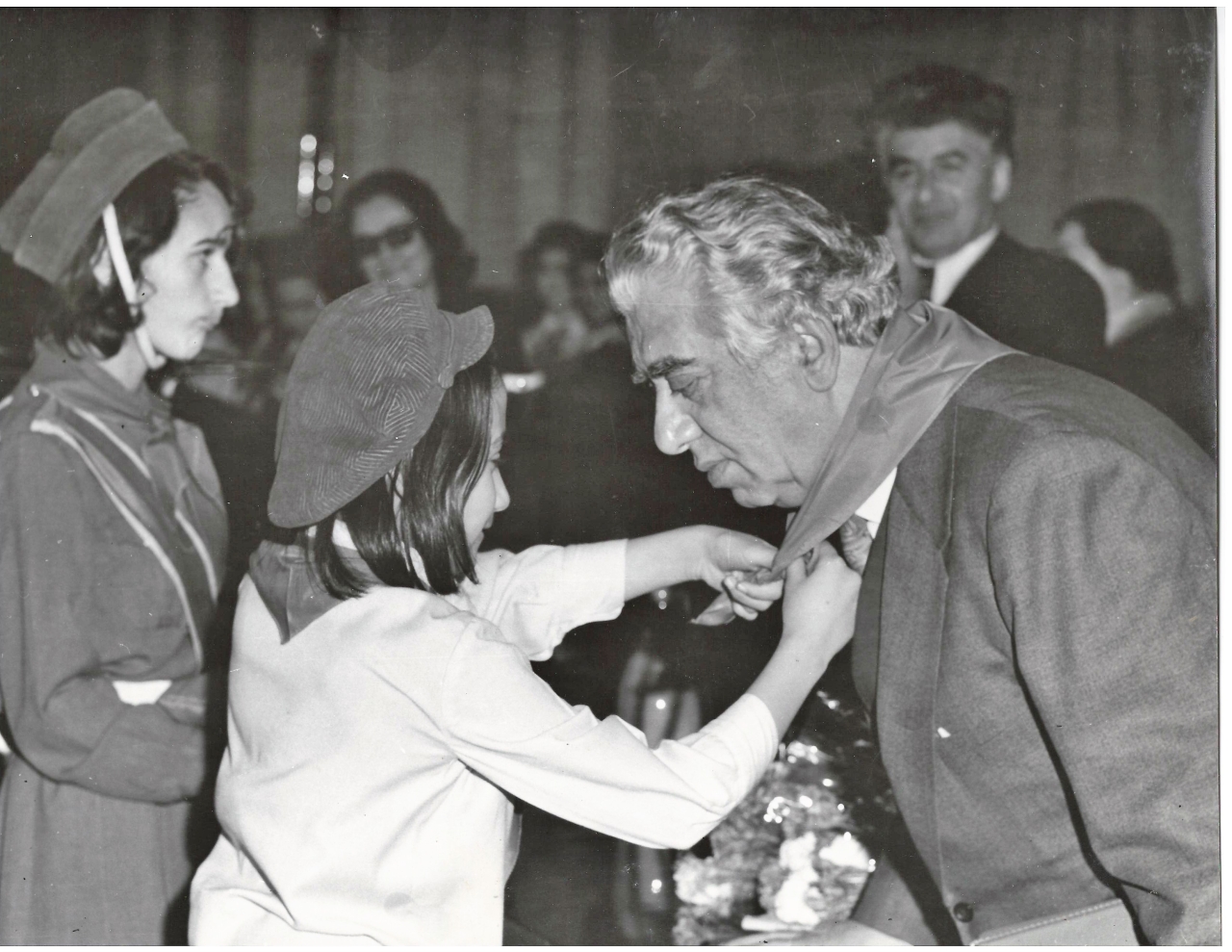 Լուսանկար. Ա.Խաչատրյանը Հայֆիլհարմոնիայի մեծ դահլիճում ՝ իր ծննդյան 70-ամյակին նվիրված երեկոյի ժամանակ , պիոներների հետ