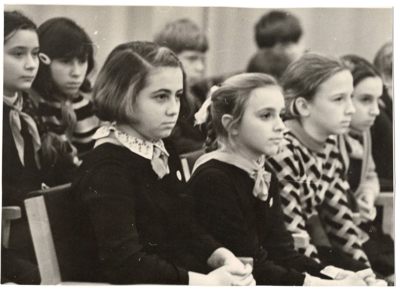 Լուսանկար  .  Ա.Խաչատրյանը Լենինգրադի Կիրովի շրջանի մանկական երաժշտական դպրոցի մանկավարժական կոլեկտիվի և սաների հետ ՝  իր ծննդյան 70- ամյակին նվիրված միջոցառումների օրերին                    