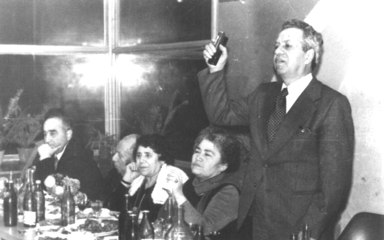 Ե. Քոչարը,  կինը՝   Մանիկը, Սիլվա Կապուտիկյանը և ևս երկու տղամարդ  խնջույքի սեղանի մոտ՝  «Նաիրի»  հանգստյան տանը, մշակույթի գործիչների հետ հանդիպման ժամանակ,  Ծաղկաձոր, 1978
