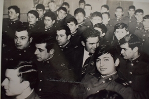 ՀԽՍՀ Գերագույն խորհրդի դեպուտատ  Արկադիա Ոսկանյանը՝ զինվորների հետ հանդիպման ժամանակ