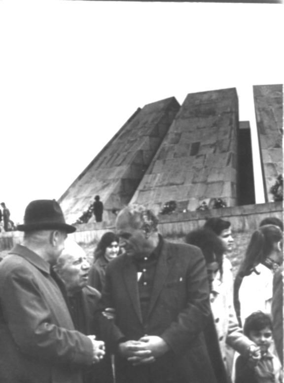 Ե. Քոչարը Արտաշես Մաթևոսյանի և մի մարդու հետ  Ծիծեռնակաբերդում, Երևան, [1970–ականներ]