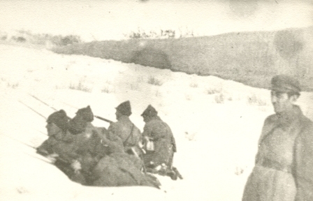 Գարեգին Սահակյանը (աջից) 18-րդ հրաձգային դիվիզիայի մարտիկների հետ