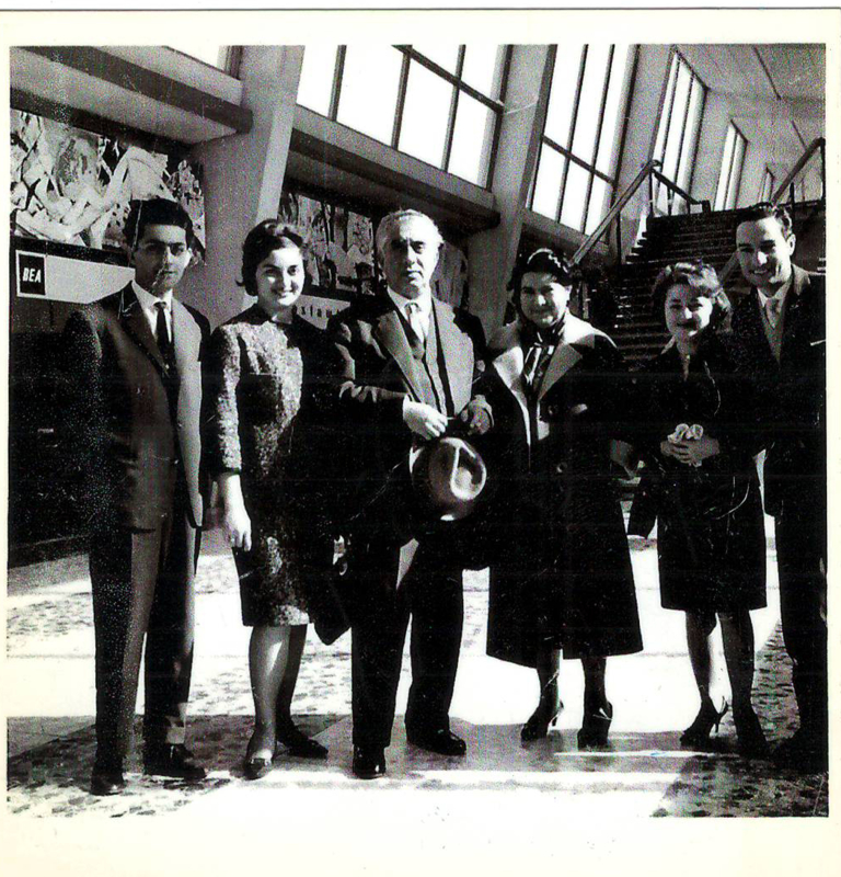 Լուսանկար. Ա. Խաչատրյանը կնոջ՝ Ն. Մակարովայի և սփյուռքահայերի հետ Վիեննայի օդանավակայանում