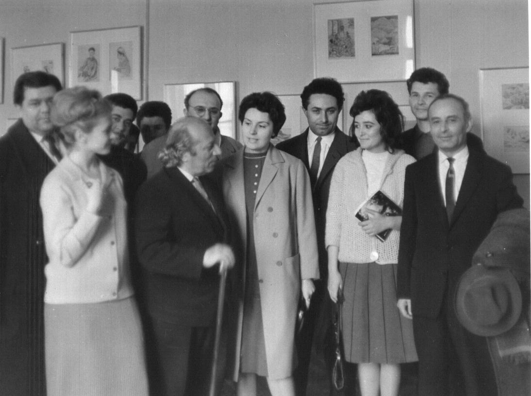  Ե. Քոչարը և մի խումբ մարդիկ ցուցահանդեսում, Երևան, ապրիլ, 1965