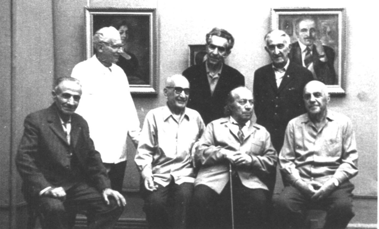 Երվանդ Քոչարը Ներսիսյան դպրոցի  թիֆլիսաբնակ մի խումբ նախկին շրջանավարտների հետ Թբիլիսիում բացված իր անհատական ցուցահանդեսի օրերին, Թբիլիսի, 1974