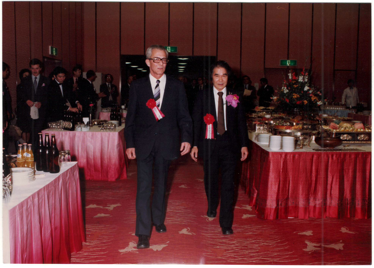 Լուսանկար (գունավոր)՝ Տոկիոյում Ա. Խաչատրյանի ծննդյան 80-ամյա հոբելյանին նվիրված հիշատակի երեկոյի շրջանակներում կամզմակերպված ճաշկերույթից