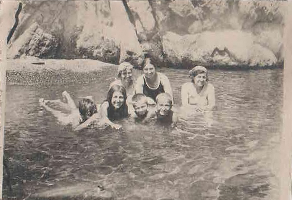Լուսիկը ընկերուհիների և երեխաների հետ ջրում
