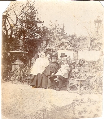 Ալ. Սպենդիարյանը կնոջ և երեխաների հետ իրենց տան այգում