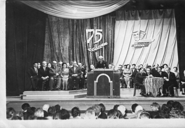 Վրույր Արտաշեսը Բաթումի հայկական դրամատիկական թատրոնի կոլեկտիվի հետ