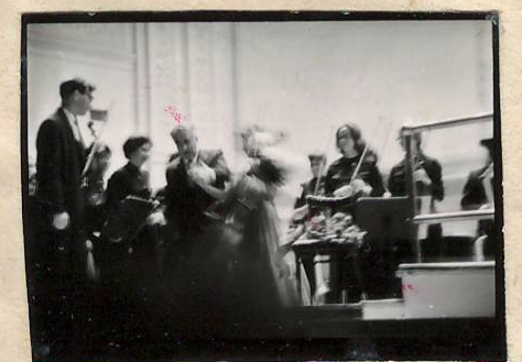 Նեգատիվ՝ լուսանկարի. Ա. Խաչատրյանը  թավջութակահարուհի Կ. Գեորգիանի և Նյու Յորքի  սիմֆոնիկ նվագախմբի հետ Քարնեգի Հոլ համերգասրահում՝  իր  հեղինակային համերգի ժամանակ