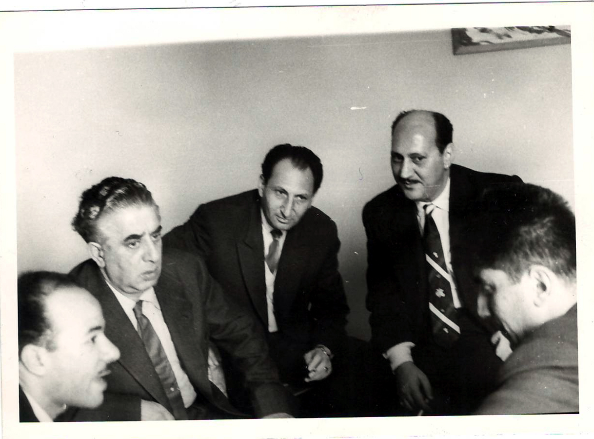 Լուսանկար. Ա. Խաչատրյանը եգիպտահայ դիրիժոր Է. Հակոբյանի և լրագրողների հետ
