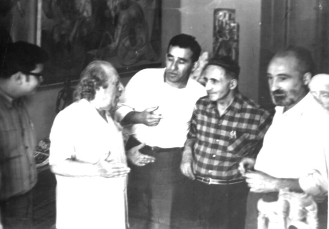 Ե. Քոչարը /ձախից երկրորդը/, Խաչիկ Դաշտենցը /չորրորդը/, նկարիչ Ալ. Գրիգորյանը /վերջինը/ և ևս երկու տղամարդ Ե. Քոչարի արվեստանոցում,  [1970–ականներ]