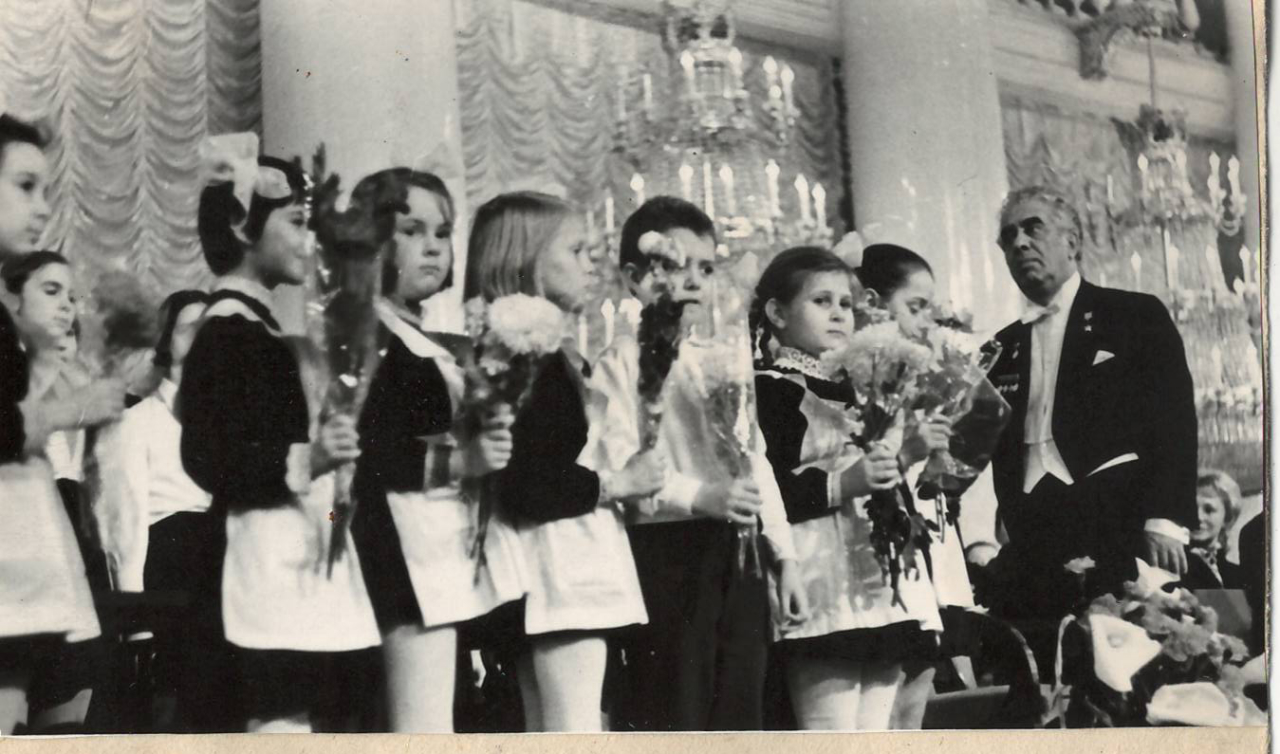 Նեգատիվ՝ լուսանկարի. Ա. Խաչատրյանը Մոսկվայի միությունների տան սյունազարդ դահլիճում, իր  ծննդյան 70-ամյակին նվիրված հանդիսավոր երեկոյին 