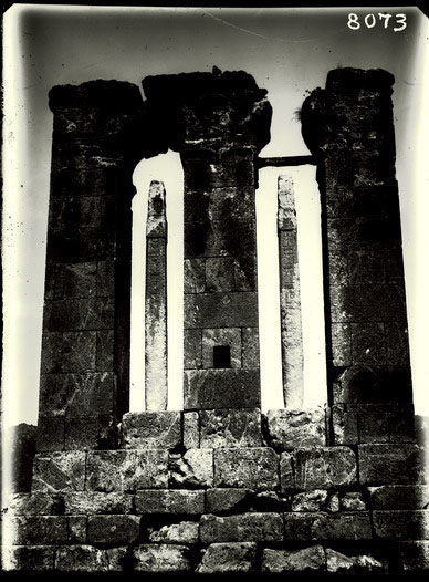 Մահարձան-կոթող Օձունի Սուրբ Աստվածածին եկեղեցու մոտ