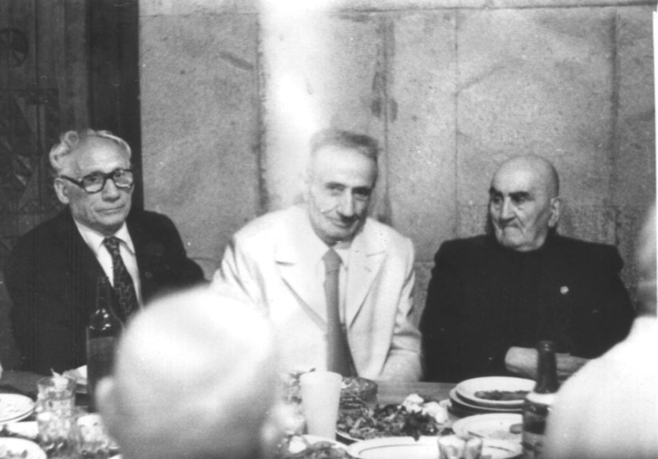 Ներսիսյան դպրոցի շրջանավարտներ. ձախից՝ Կարո Մանուկ- Ազայան, Գրիգոր Միքայելյան, Հովհաննես Դավթյան, Կարմրաշեն, [1970–ականներ]    
