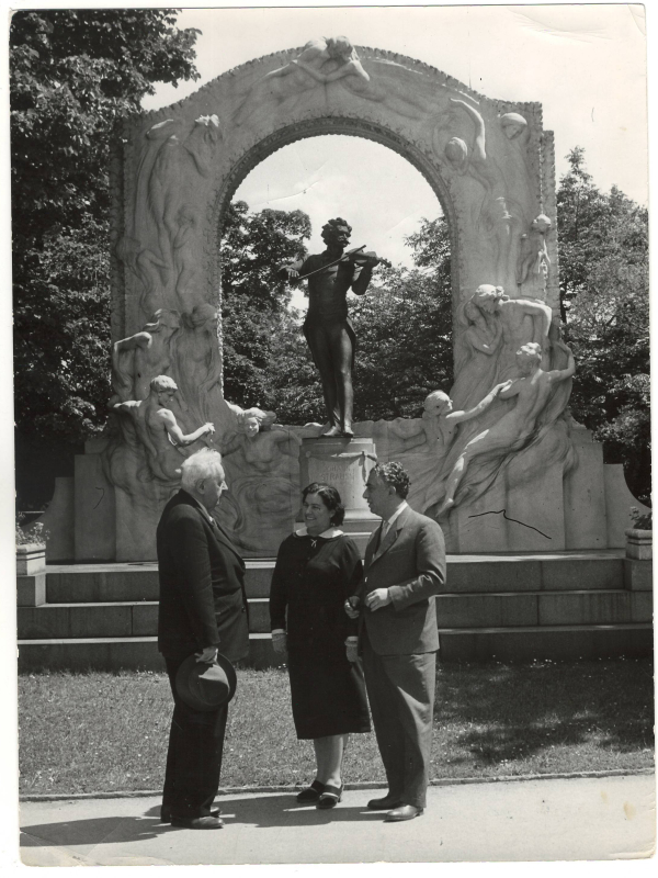 Լուսանկար. Ա. Խաչատրյանը կնոջ՝ Ն. Մակարովայի և ավստրիացի կոմպոզիտոր Ժ. Մարքսի  հետ Յո. Շտրաուսի հուշարձանի մոտ