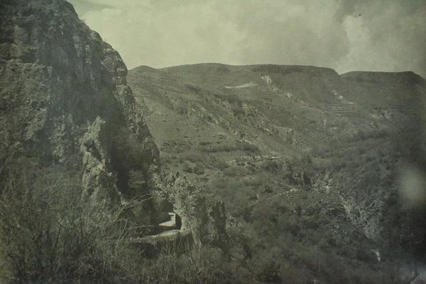 Ծակ քարը Գորիս-Կապան  ճանապարհահատվածում