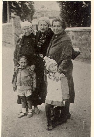 Վարվառա Սպենդիարովան,  դուստրը՝ Ելենա Մյասիշչևան, թոռնուհին՝ Մաշա Մյասիշչևան, անծանոթ մի կինոջ և տղայի հետ: