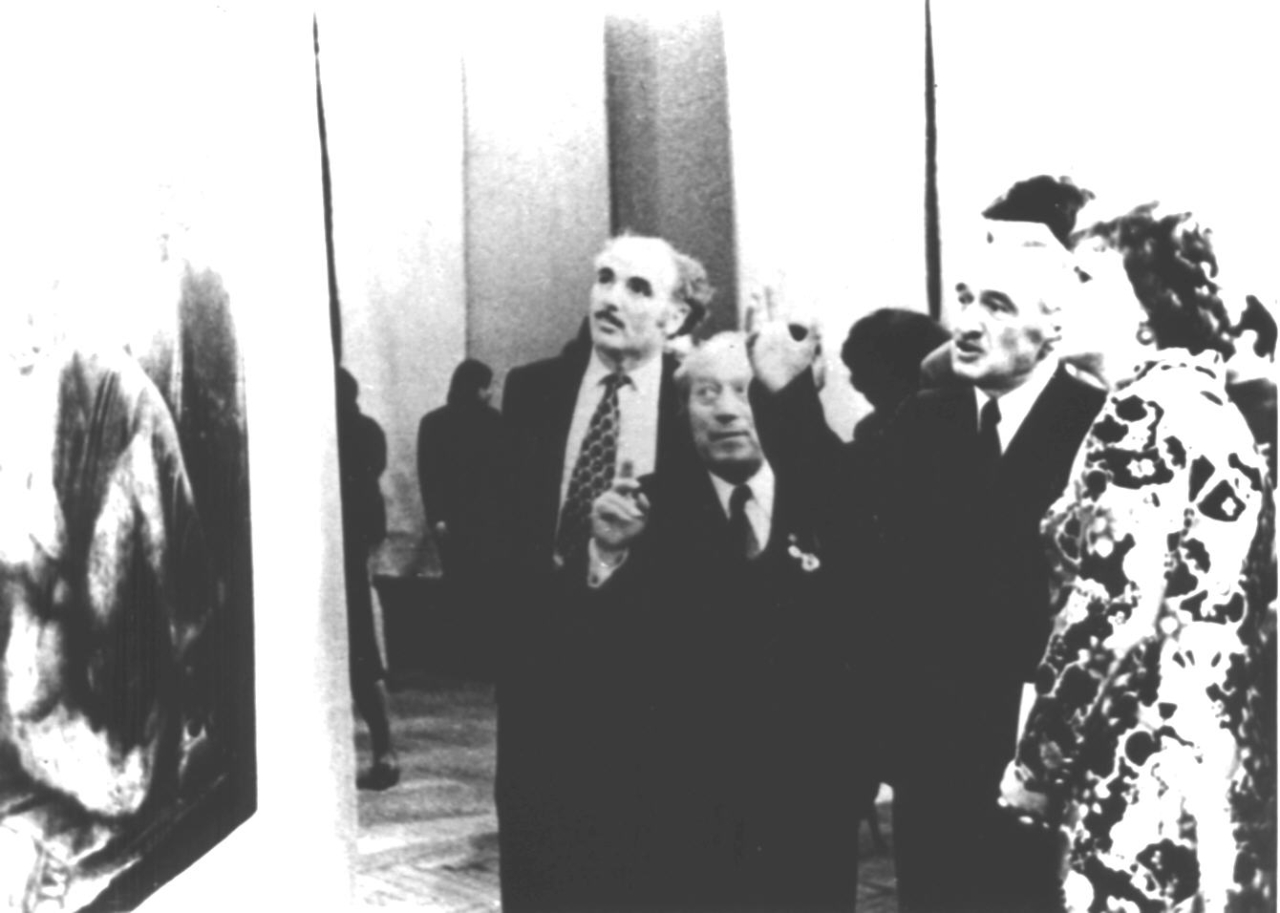 Ե. Քոչարը  Ա Միկոյանի, լրագրող Շախովայի, Ե. Կարախանյանի հետ  իր անհատական ցուցահանդեսում, Մոսկվա, դեկտեմբերի 25,1973 