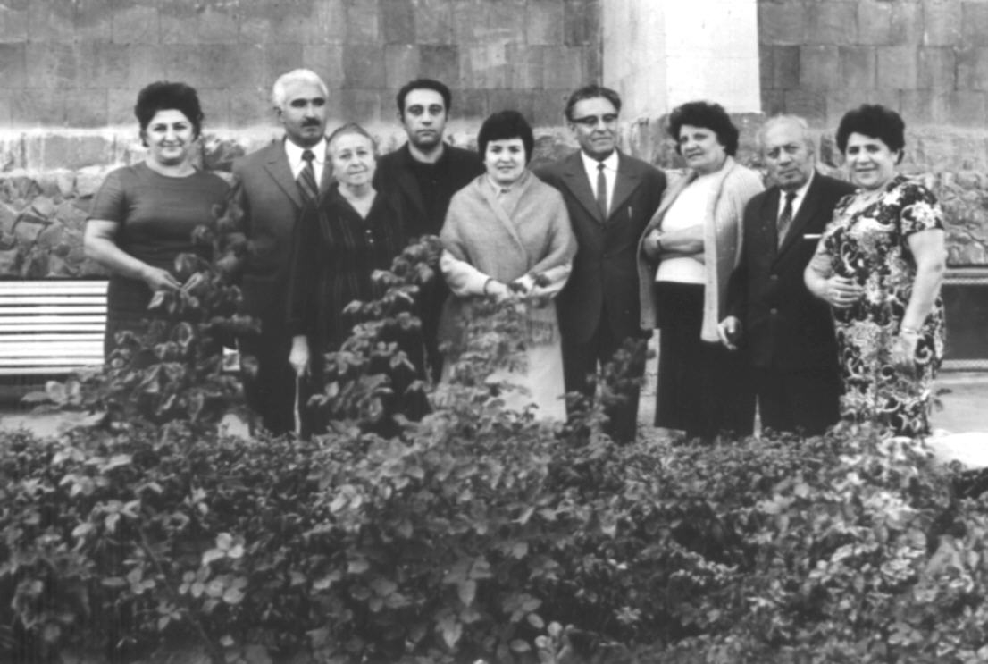 Ե. Քոչարը, կինը՝ Մանիկ Մկրտչյանը և մի խումբ մարդիկ «Արզնի» առողջարանում, 15 հոկտեմբերի,  1973