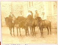 Լեոնիդ Սպենդիարովը մի խումբ ձիավորների հետ: