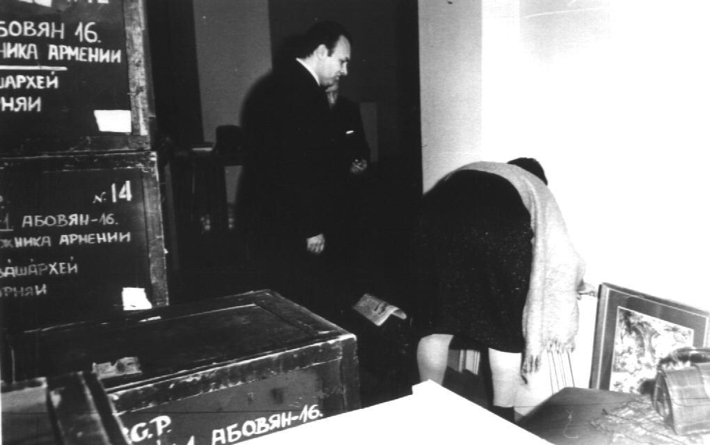 Ե. Քոչարը կնոջ՝ Մանիկի հետ,  «Արևելքի ժողովուրդների արվեստի  թանգարանում» իր անհատական ցուցահանդեսի փակման ժամանակ, Մոսկվա, 19 փետրվարի, 1974