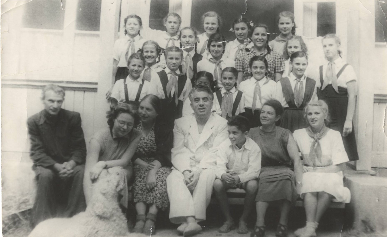 Լուսանկար.Ա.Խաչատրյանը  պիոներների և ուսուցիչների հետ՝ Հին Ռուզայի կոմպոզիտորների ստեղծագործական տանը