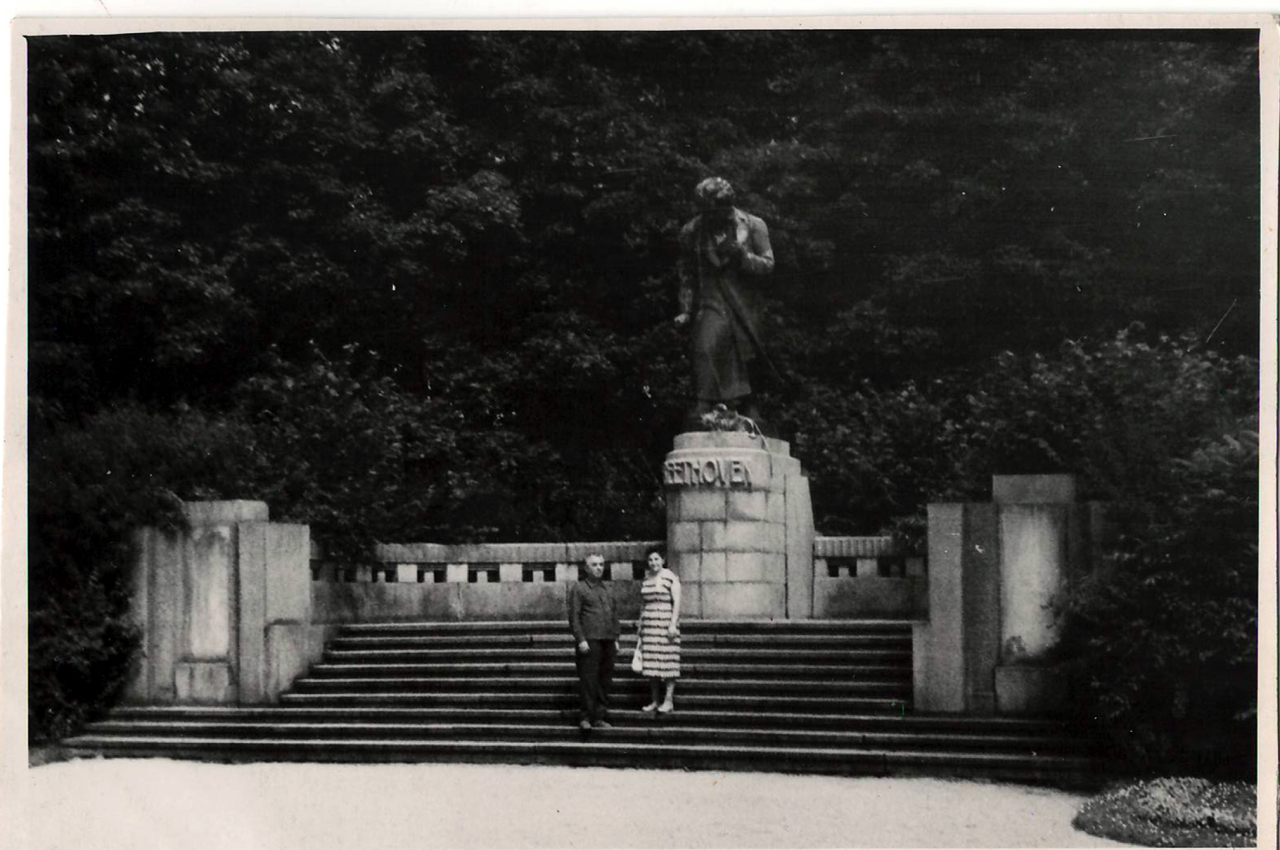 Լուսանկար. Ա. Խաչատրյանը Հ. Ազատյանի հետ Կառլովի Վարիում Բեթհովենի հուշարձանի մոտ