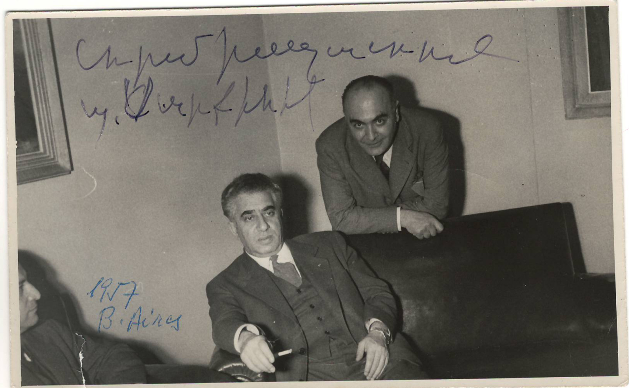 Լուսանկար. Ա. Խաչատրյանը արգենտինաբնակ Ս. Բարիկյանի հետ, իր ընծայագրով