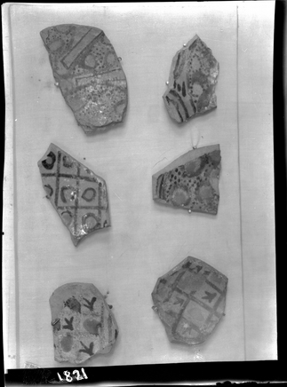 Հախճապակյա անոթների բեկորներ՝ գտնված Դվինի պեղումների ժամանակ