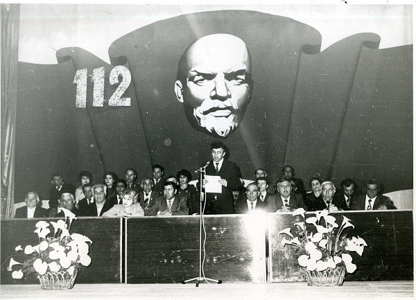 Հանդիսավոր նիստ Կապանում՝ նվիրված Լենինի ծննդյան 112-րդ տարեդարձին