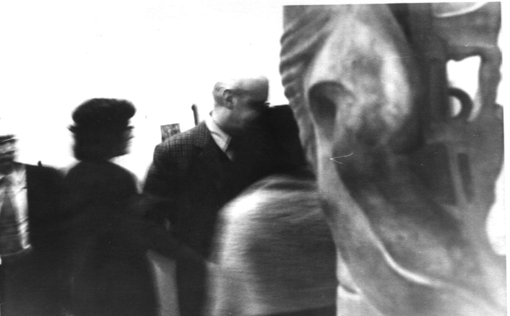 Լևոն Բադալյանը և մի խումբ մարդիկ   «Արևելքի ժողովուրդների արվեստի  թանգարանում» բացված Երվանդ Քոչարի անհատական ցուցահանդեսի ժամանակ, Մոսկվա, 25 դեկտեմբերի, 1973-19 փետրվարի, 1974
