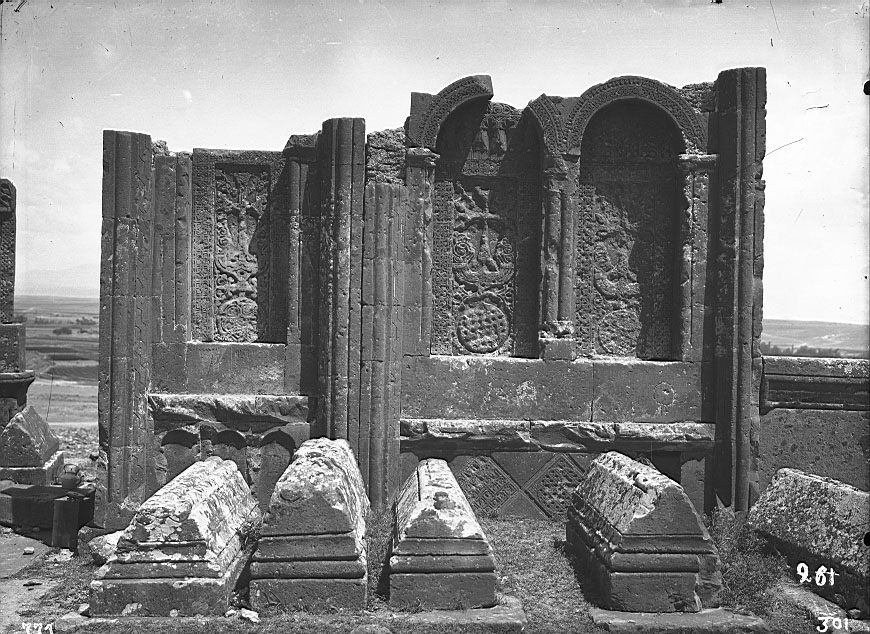 Խաչքարեր և տապանաքարեր Եղվարդի հին գերեզմանատանը