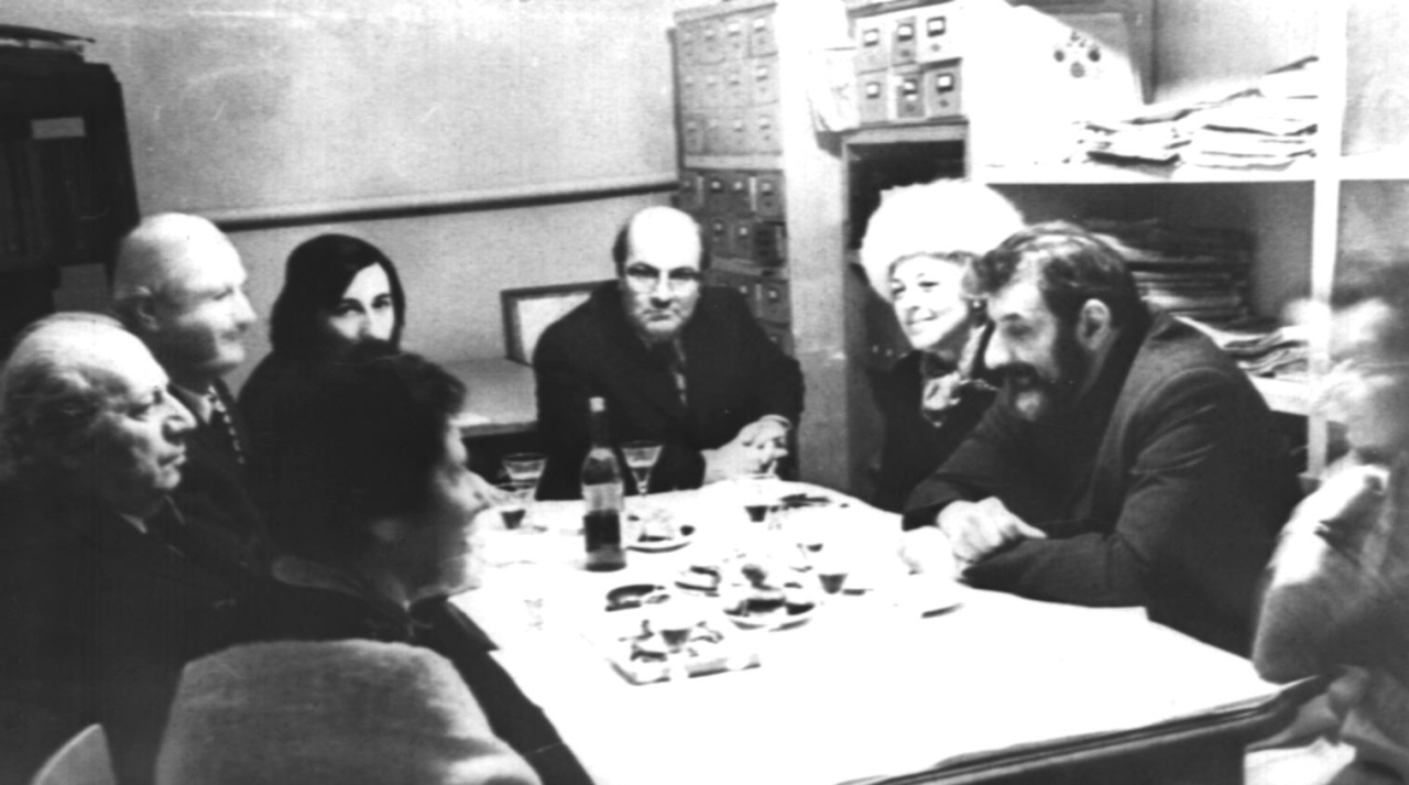 Մի խումբ մարդիկ «Արևելքի ժողովուրդների արվեստի թանգարանում» Ե. Քոչարի անհատական ցուցահանդեսի փակման ժամանակ. ձախից աջ՝ Մ. Մկրտչյանը, Ե. Քոչարը, Վ. Խաչիկյանը, Ռ. Խաչատրյանը, Ալ. Գասպարյանը, մի կին,  Բրոդվեևը  և  Ս. Երլաշովան, Մոսկվա, 19 փետրվարի, 1974
