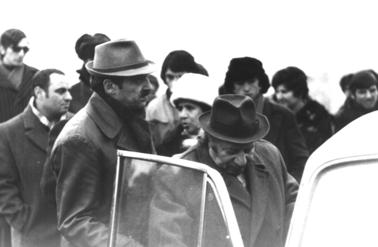 Ե.Քոչարը, մի խումբ մարդկանցով շրջապատված, ավտոմեքենա նստելիս, Երևան, 1975