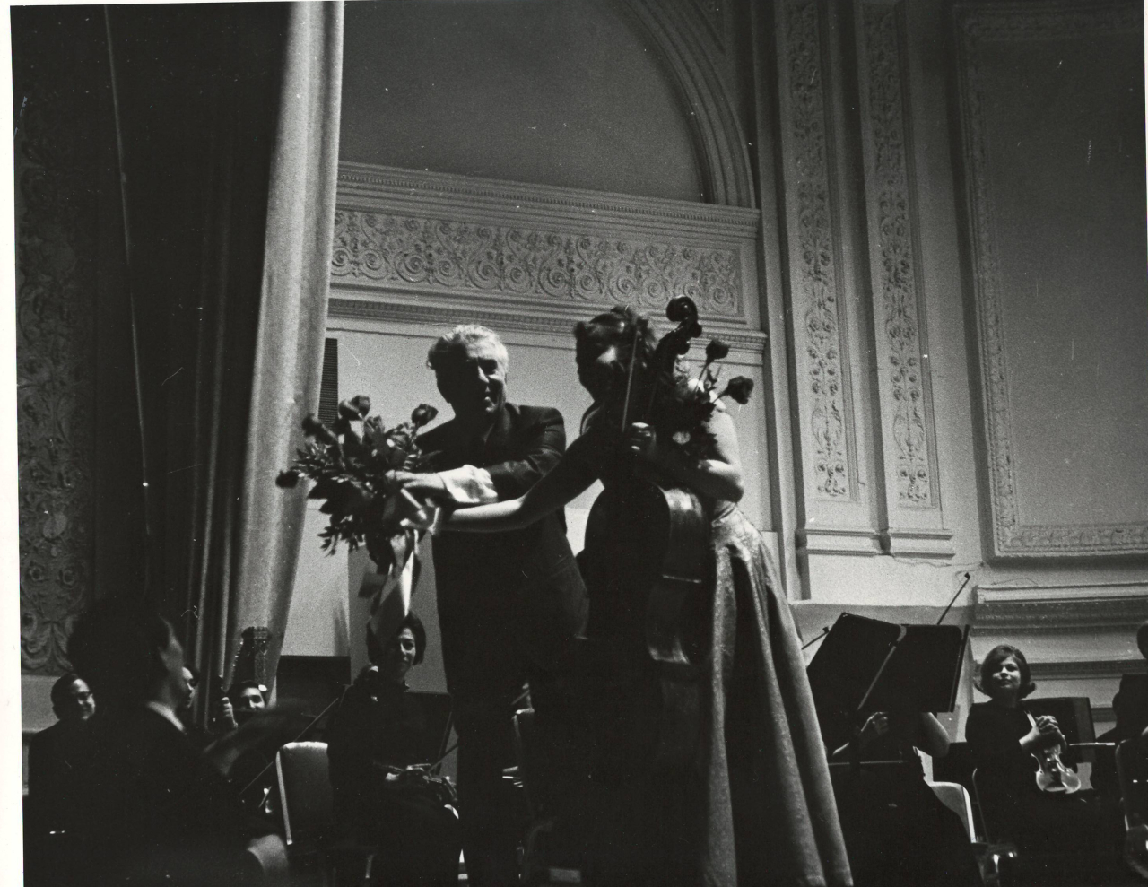Լուսանկար. Ա. Խաչատրյանը թավջութակահարուհի Կարինե Գեորգիանի (ԱՄՆ) հետ Նյու Յորքի Քարնեգի Հոլ համերգասրահում ՝ ելույթից հետո