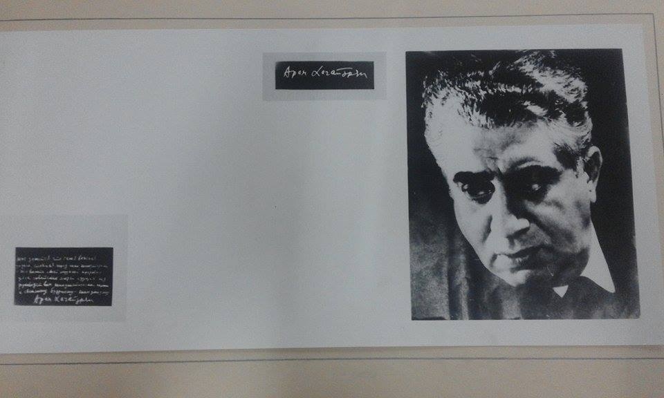 Ակբոմ՝ լուսանկարների՝ Ա.Խաչատրյանի ծննդյան 70 -ամյակին նվիրված  Լենինգրադում, Երևանում, Թբիլիսիում,  Բաքվում կազմակերպված  ֆոտոցուցահանդեսի  լուսանկարներից   .3-րդ էջը: