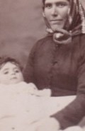 Արուս Բաբալյանը (8ամսական), նկարված դայակի հետ