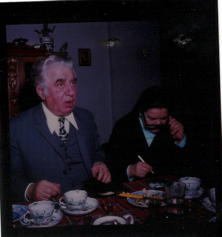 Սլայդ (գունավոր). Ա. Խաչատրյանը  կնոջ՝ Ն. Մակարովայի հետ իրենց մոսկովյան բնակարանում թեյի սեղանի շուրջ՝ 